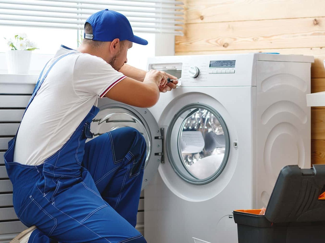 Técnico del servicio técnico Otsein reparando electrodoméstico en Valencia